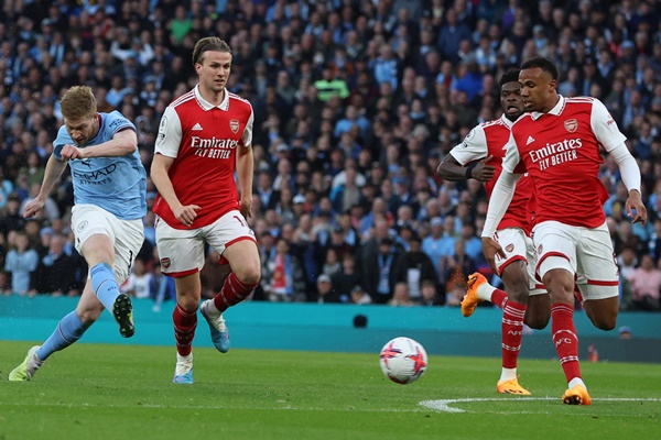 De Bruyne khiến Arsenal sụp đổ.