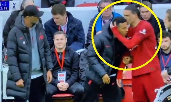 Thiago chỉ đạo Nunez khiến HLV Klopp ngỡ ngàng