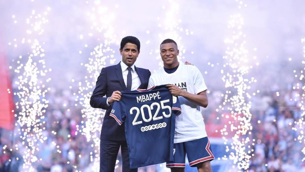 Ban đầu ai cũng nghĩ Mbappe có hợp đồng với PSG đến 2025 nhưng thực tế anh chỉ ký 2 năm kèm tùy chọn gia hạn thêm 12 tháng. Và giờ chân sút này đã thông báo với CLB: anh sẽ không kích hoạt gia hạn, tức chỉ đến hè 2024 là hết thỏa thuận.