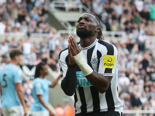 HLV Howe xác nhận, Newcastle chia tay "cỗ máy rê bóng"