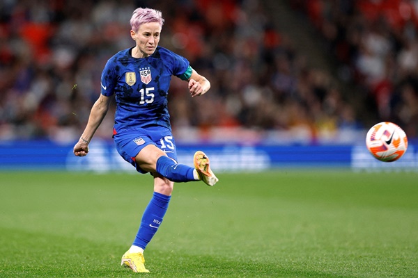 Bên cạnh sự nổi bật trên sân cỏ, Rapinoe có nhiều hoạt động xã hội.