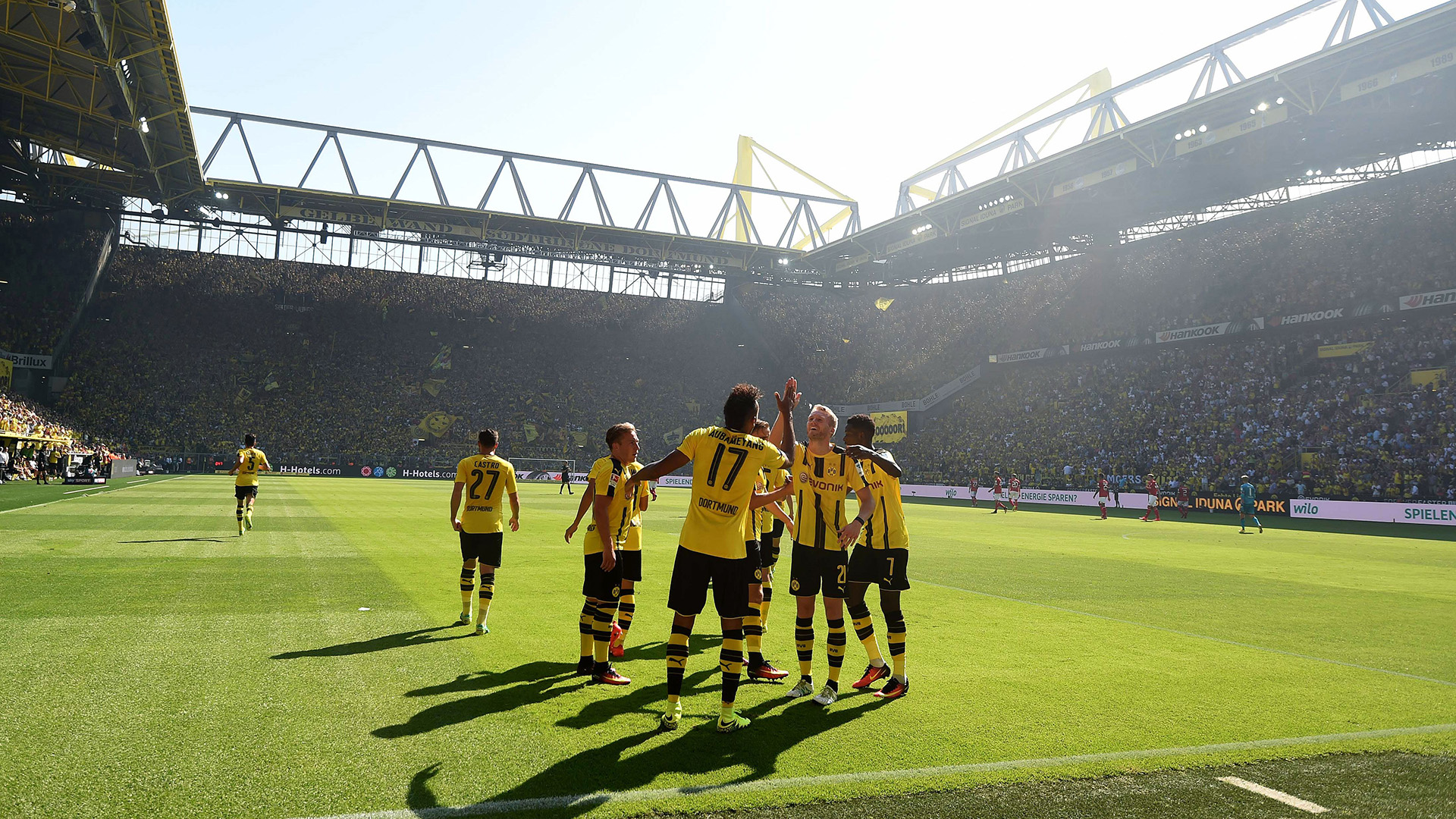 Erling Haaland chứng kiến Dortmund thua 5-2 trên sân nhà trước Leverkusen