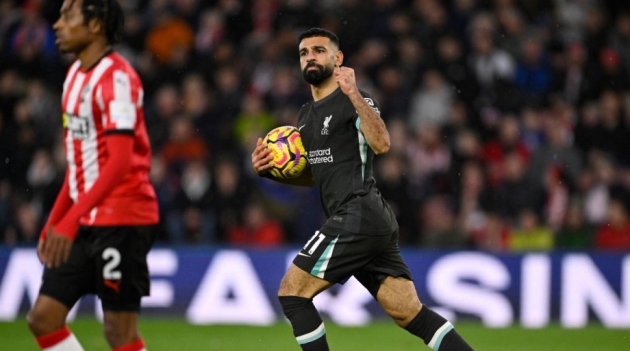 Chuyển nhượng sáng 02/12: PSG chiêu dụ Salah; Liverpool tranh mua Kerkez với M.U