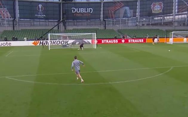 Xabi Alonso 'vẽ cầu vồng' ở Dublin