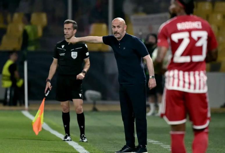 Vincenzo Italiano tay trắng rời Fiorentina
