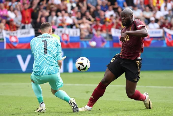 Lukaku quá vô duyên, Bỉ thua đau Slovakia