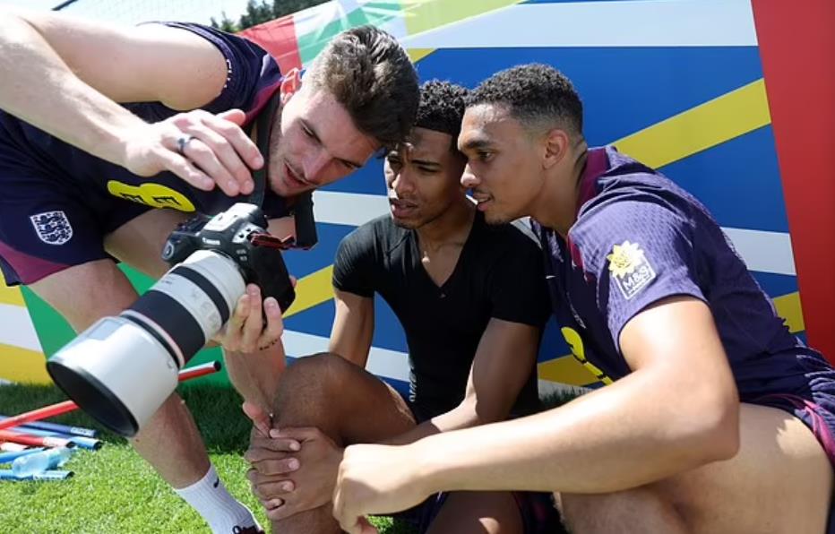 Declan Rice sắm vai photographer, Mainoo nỗ lực vì suất đá chính