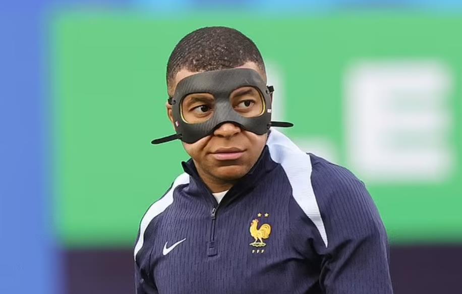 Chọn được mặt nạ mới, Mbappe lập ngay cú đúp