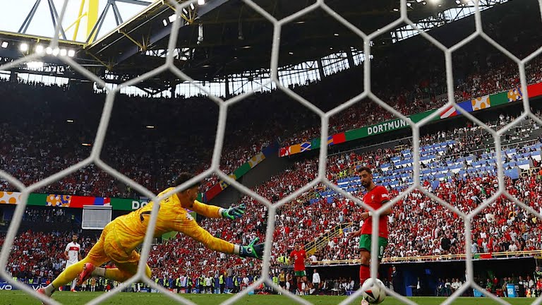 Một thực tế phũ phàng khi Ronaldo 'dọn cỗ' cho Fernandes