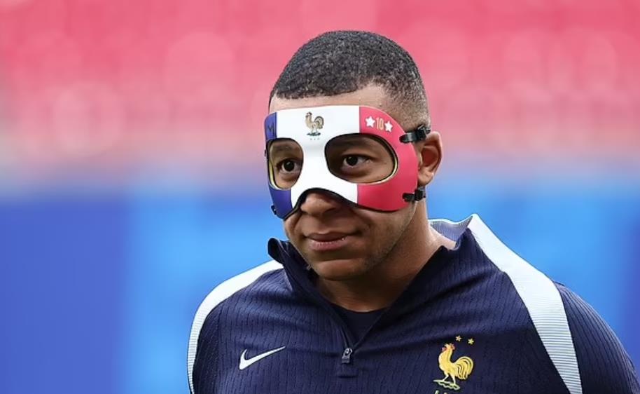 Patrice Evra đeo 'mặt nạ Kylian Mbappe'
