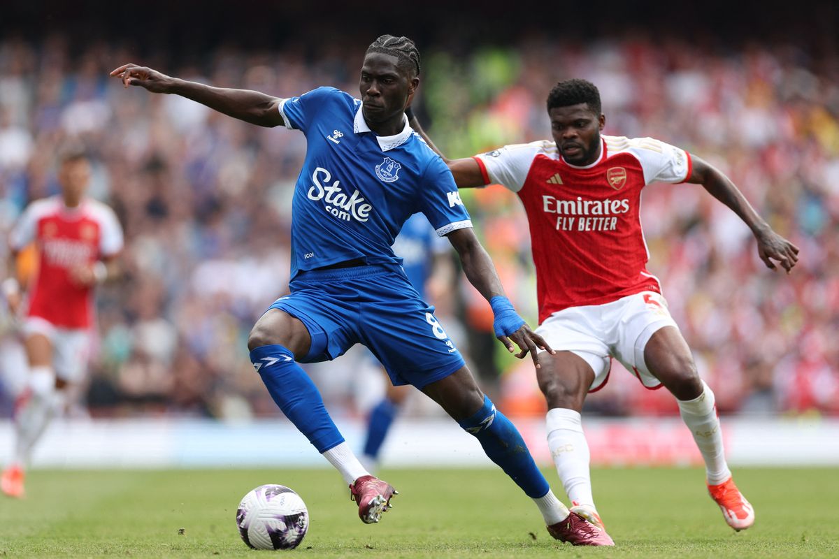 Everton gặp khó, Arsenal tranh thủ 'đục nước béo cò' 