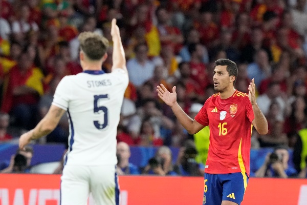 Carragher chỉ ra cầu thủ hay hơn cả Rodri tại EURO 2024