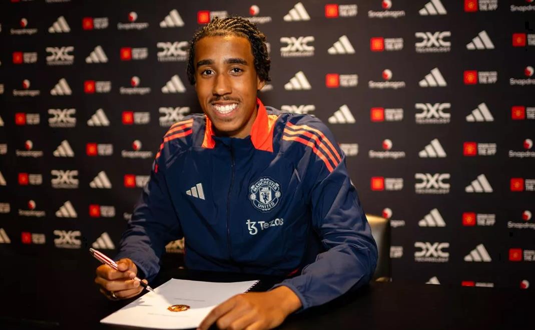 Ảnh bài viết Ferdinand giúp Man United cướp Leny Yoro trước mũi Real Madrid