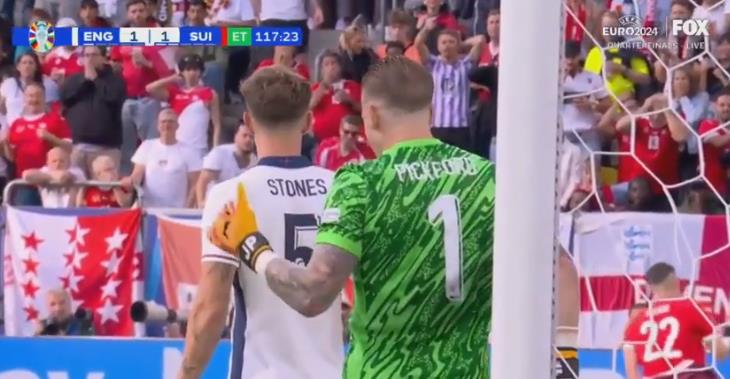 Pickford cũng phải ngả mũ với pha đá phạt góc chạm xà của Shaqiri 