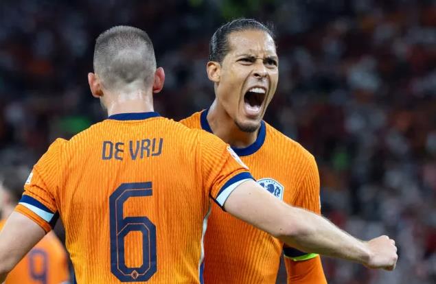 Thầy trò HLV Koeman phản ứng khi gặp Anh ở bán kết EURO