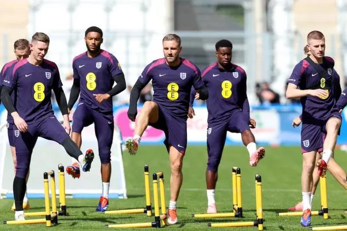 Tại sao Luke Shaw không ăn mừng chiến thắng cùng các đồng đội?