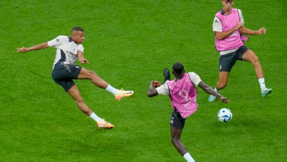 Carlo Ancelotti 'nắn gân' Kylian Mbappe