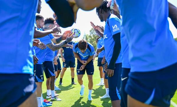 Ảnh bài viết Lần đầu đến Cobham, Pedro Neto được chào đón theo cách đặc biệt 