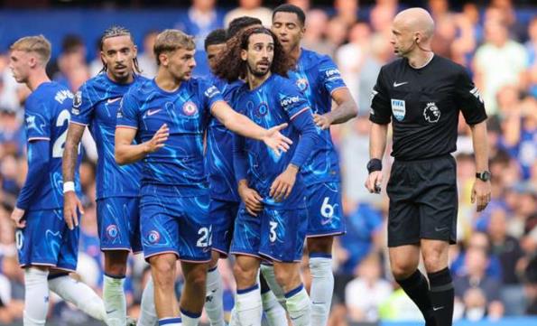 Emmanuel Petit khuyên Cucurella ngậm miệng