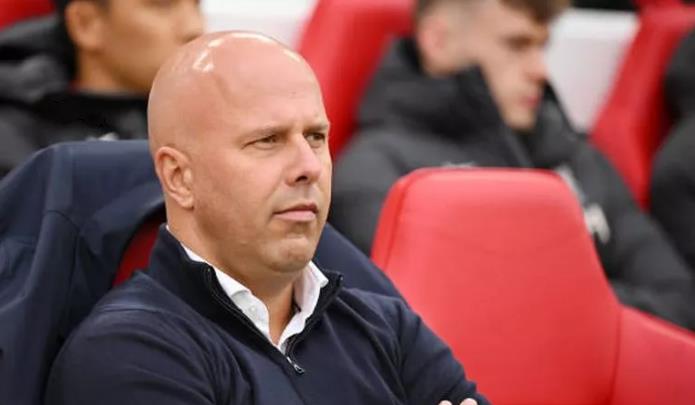 Arne Slot nói gì khi Ten Hag được chi tiêu mạnh tay?