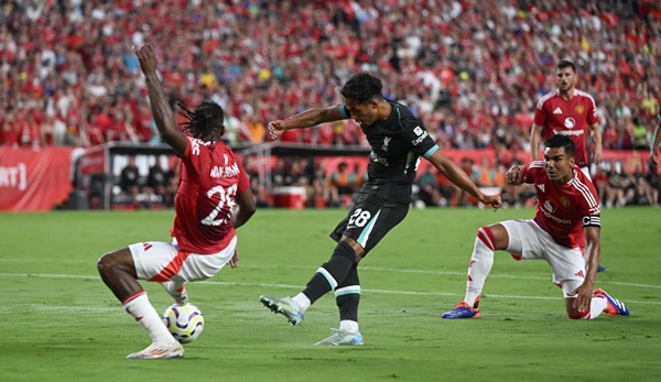 Công cùn thủ yếu, Man United thảm bại trước Liverpool