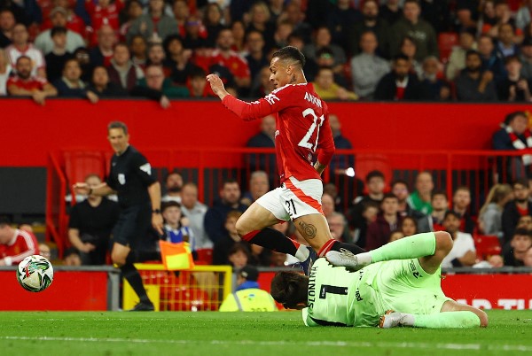 Ten Hag giải thích lý do Rashford nhường penalty cho Antony