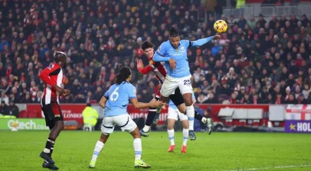 Pep Guardiola hét lớn, chỉ trích Stefan Ortega ngay trên sân
