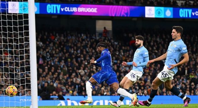 Quá 'ngợp'! Tân binh Khusanov biếu cho Chelsea bàn thắng và nhận thẻ vàng sau 6 phút