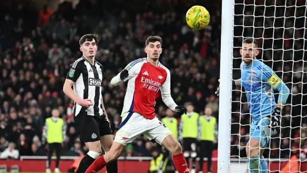 Ian Wright chỉ dạy 2 cầu thủ Arsenal dứt điểm sau trận thua Newcastle