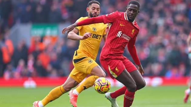Chỉ đạo mới từ Ngoại hạng Anh giúp Konate thoát thẻ đỏ trước Wolves