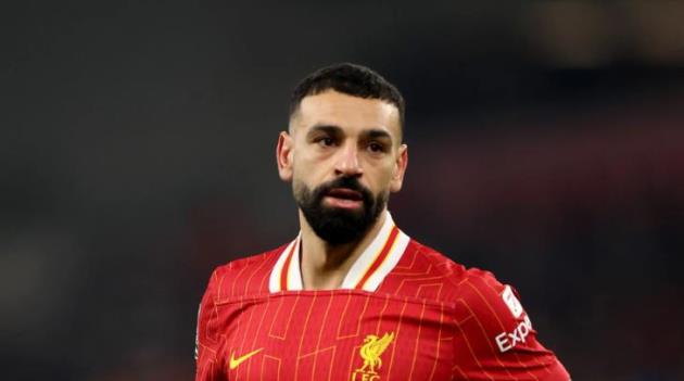 Arne Slot phản ứng khi Salah bị kéo ngã nhưng Liverpool không được hưởng phạt đền