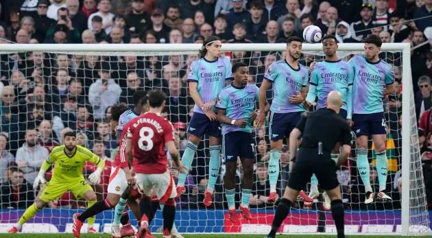 Gary Neville chỉ ra sai lầm của Arsenal trong bàn thắng của Bruno Fernandes 