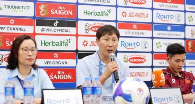 HLV Kim Sang-sik giải thích lý do không dùng nhân tố mới trước Campuchia
