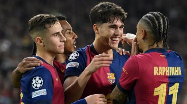 Raphinha xin lỗi Pau Cubarsi sau bàn thắng vào lưới Dortmund