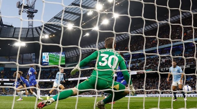 Man City 2-0 Leicester: Một chiều; Nistelrooy bất lực