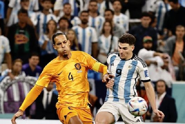 Ảnh bài viết Julian Alvarez nêu tên hậu vệ khó chơi nhất Ngoại hạng Anh