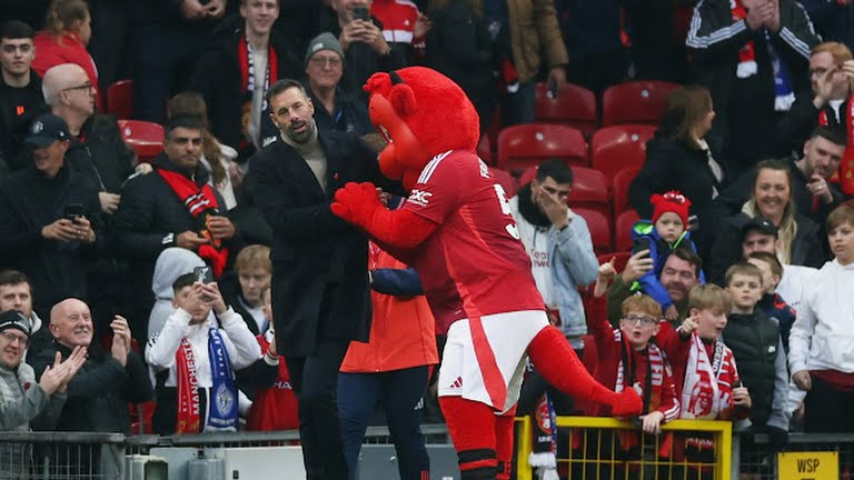 Chiến thuật tài tình của Van Nistelrooy trong trận cuối dẫn dắt M.U