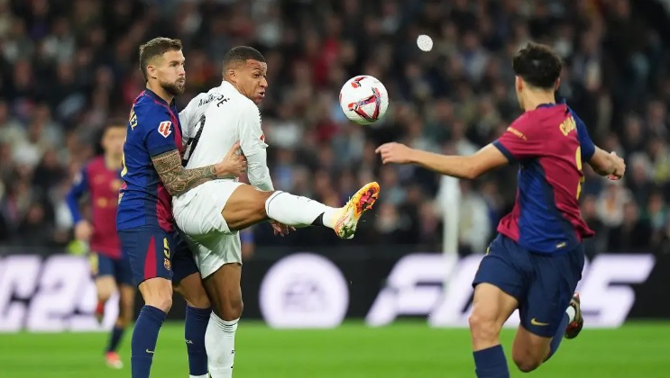Trung vệ Barcelona được đánh giá xuất sắc nhất La Liga mùa này