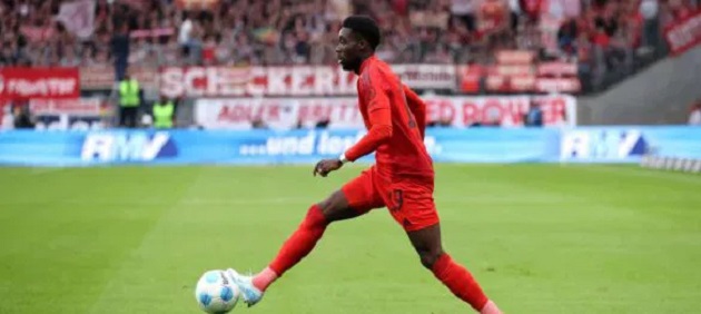 M.U có thể đánh bại bộ đôi El Clasico trong vụ Alphonso Davies