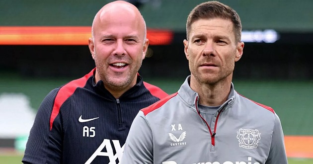 Arne Slot vs Xabi Alonso: Kẻ tám lạng người nửa cân