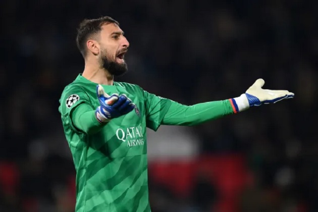 Donnarumma nói gì với đối thủ sau khi bị đạp rách mặt?