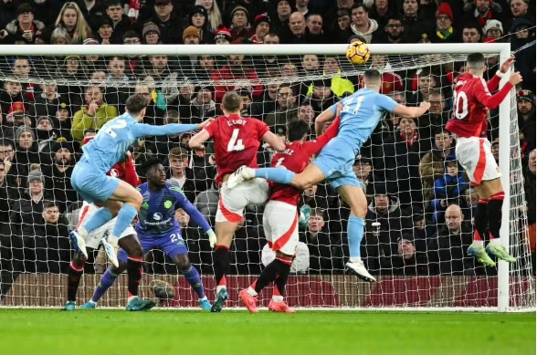 Jamie Redknapp chỉ trích sao M.U: "Cậu ta như một đứa trẻ, bị bắt nạt quá dễ dàng"