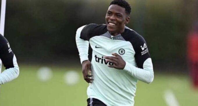 Sterling ra tay, Chelsea đón trung phong 1m9