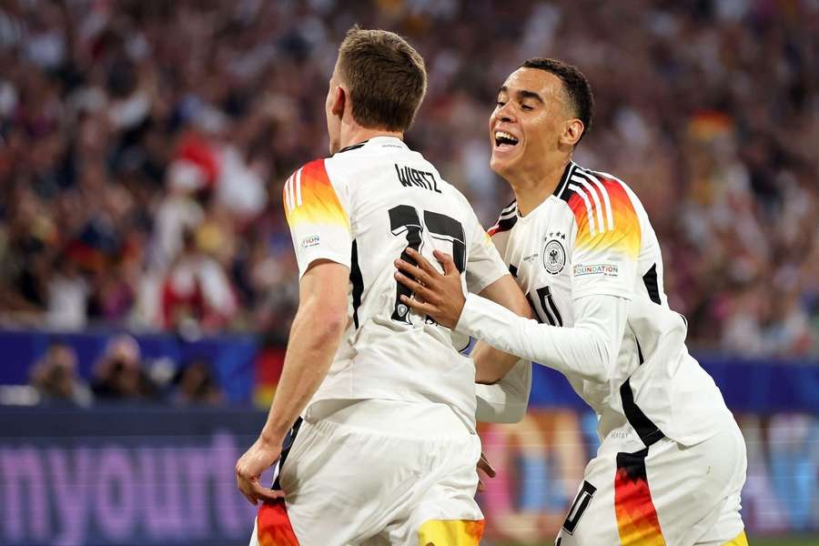 Học tuyển Đức, Bayern xây dựng hàng tiền vệ trong mơ