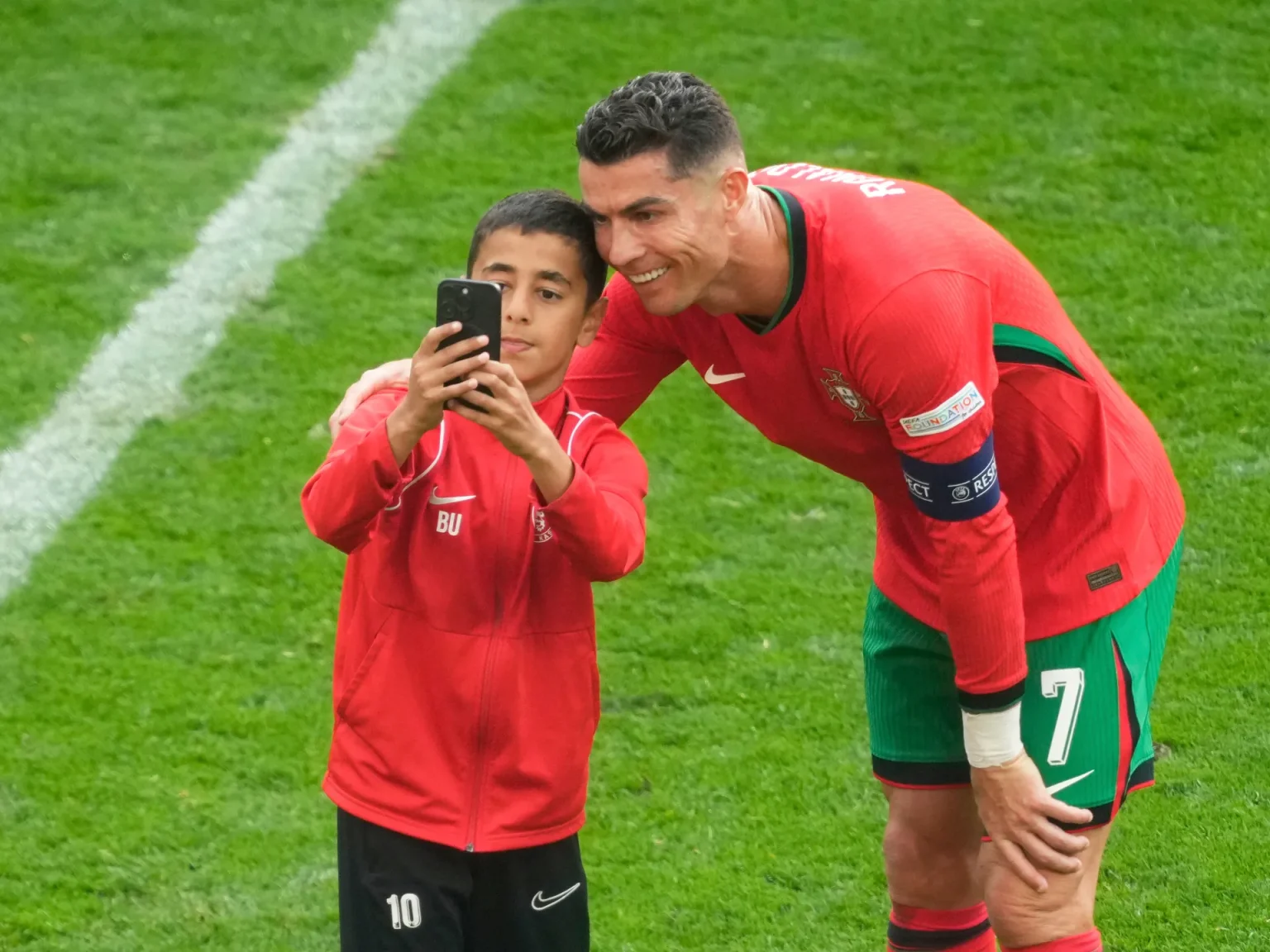 EURO thắt chặt an ninh sau vụ fan cuồng Ronaldo