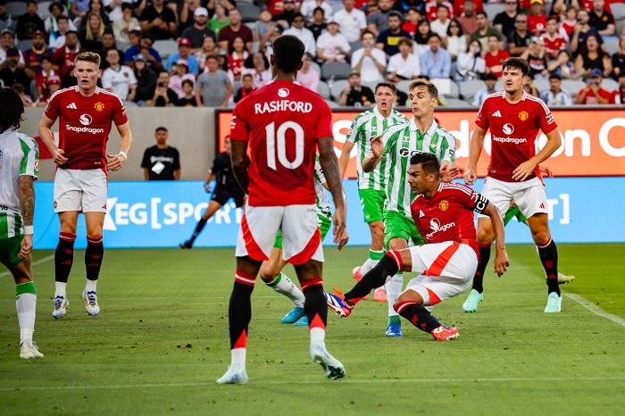 Casemiro ghi bàn cho M.U.