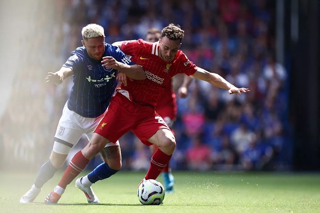 Liverpool tức giận vì tấm thẻ đỏ hụt