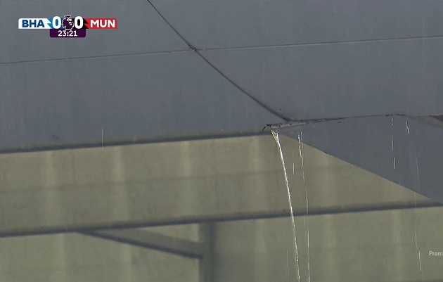 Ảnh bài viết Sân Brighton dột mưa, Old Trafford lại bị chế nhạo