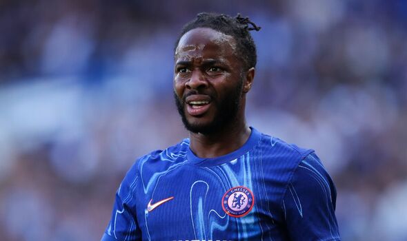 Ảnh bài viết Giữa tin đồn đến M.U, Sterling được khuyên giải nghệ