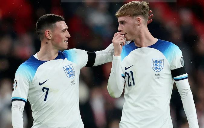 Ảnh bài viết Lee Carsley úp mở về vị trí mới của Cole Palmer và Phil Foden